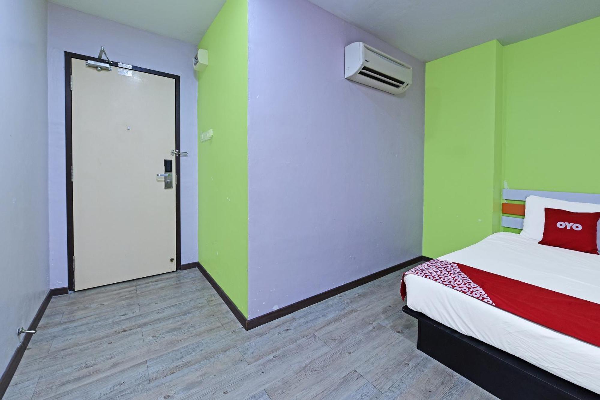 OYO 992 Orange Hotel Kuala Pilah Bagian luar foto